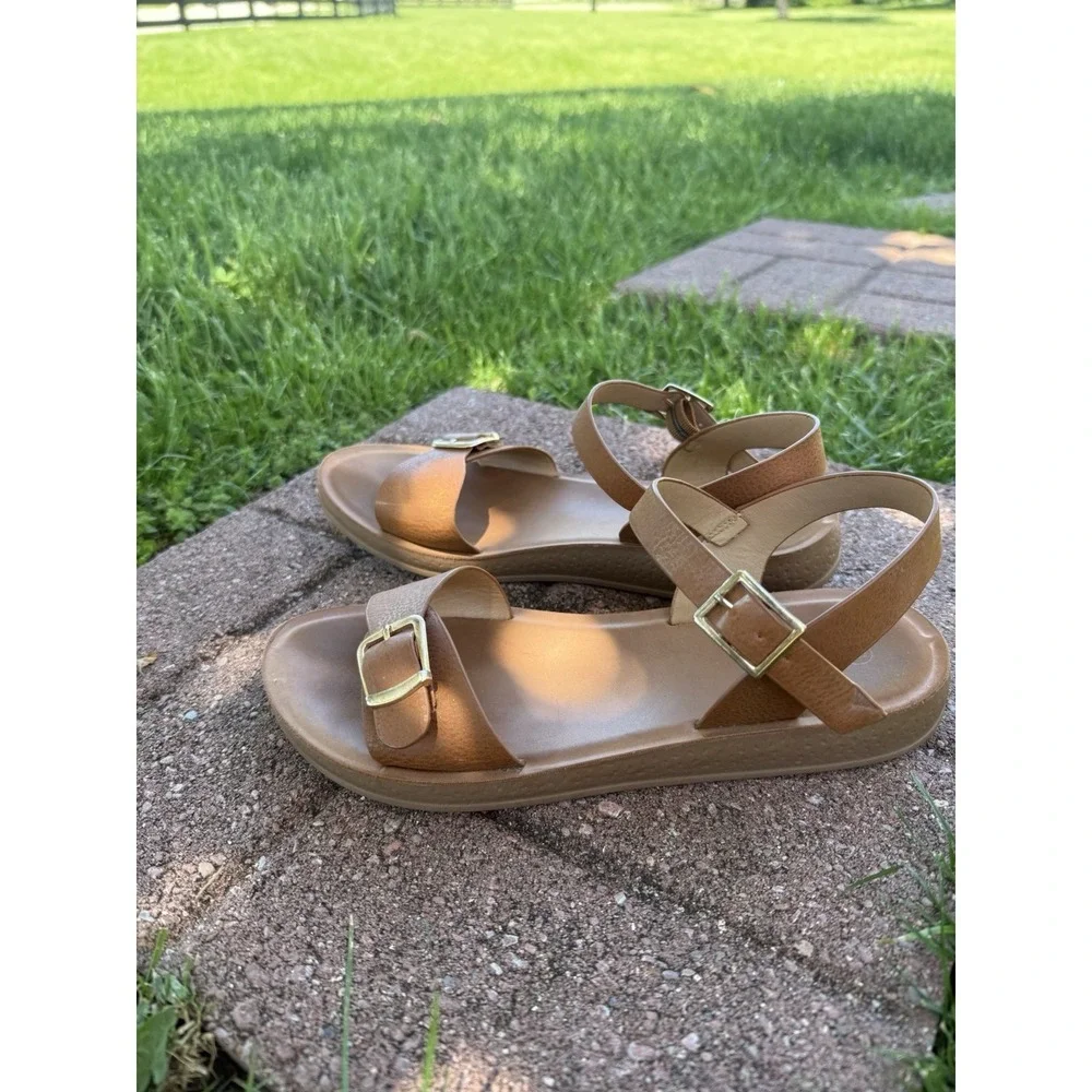 Forever Comfort Tan Faux Leather Buckle Flat Adjustable Strappy Sandals Size 8